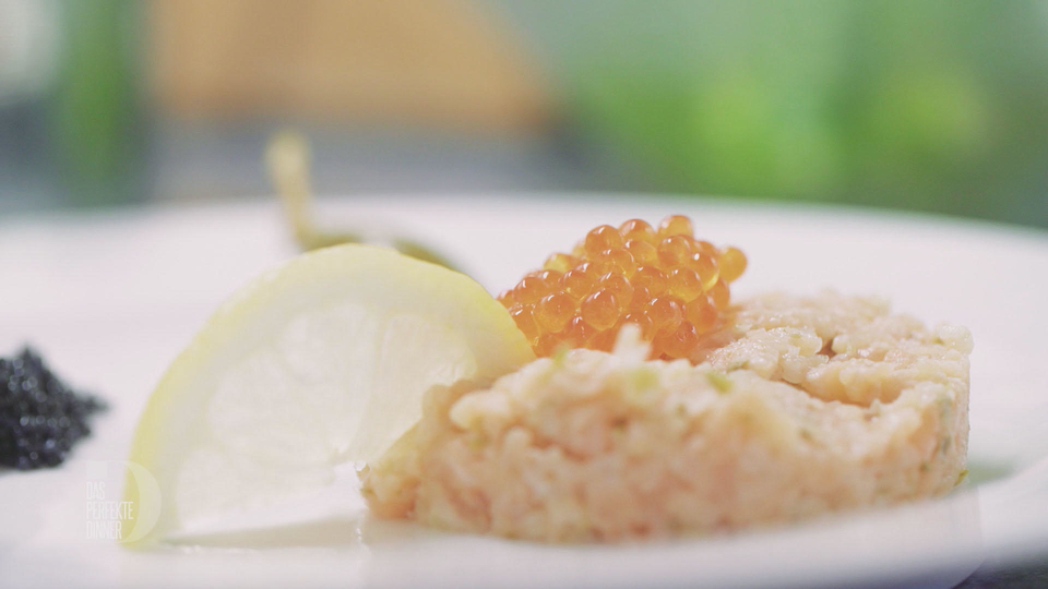 Tartar von zweierlei Lachs, garniert mit rotem und schwarzem Kaviar und Oberskren