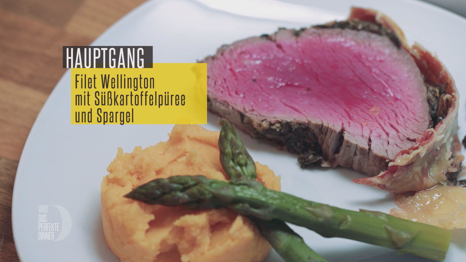 Filet Wellington mit Süßkartoffelpüree und grünem Spargel an Madeira Sauce