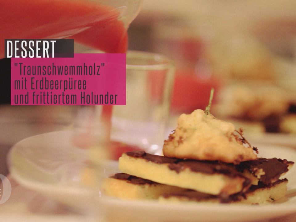 "Traun-Schwemmholz" mit Erdbeerpüree und frittiertem Holunder