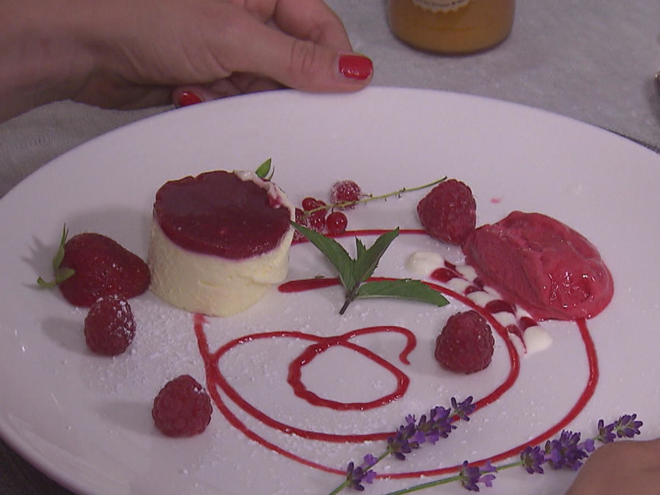 Variation aus bayrischer Topfencreme mit Himbeer-Rhabarberspiegel