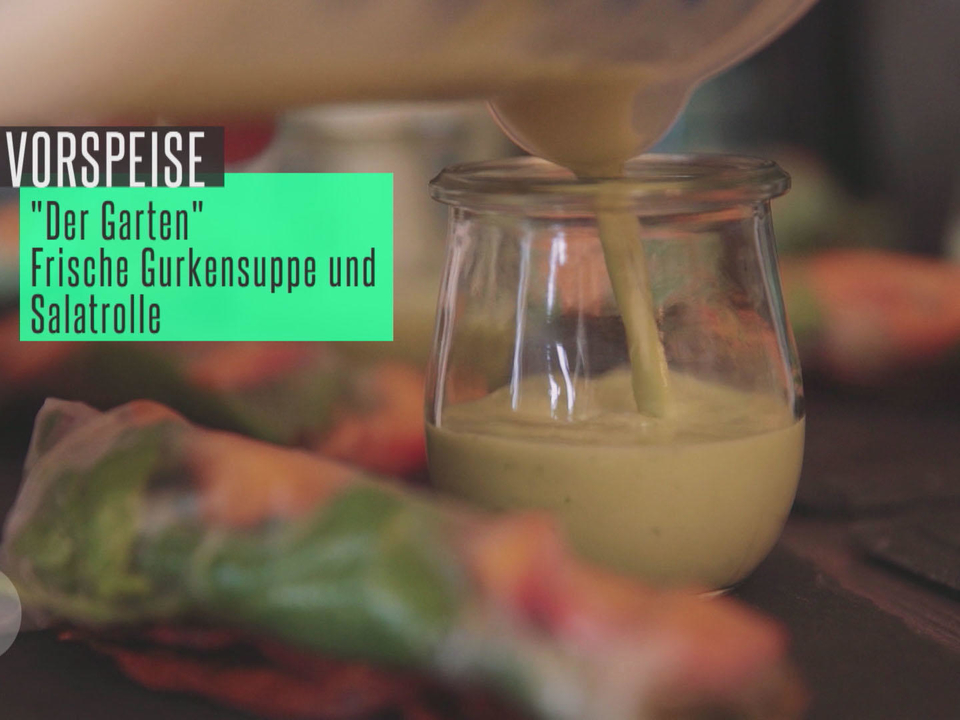 Kalte Gurkensuppe und Salatrollen