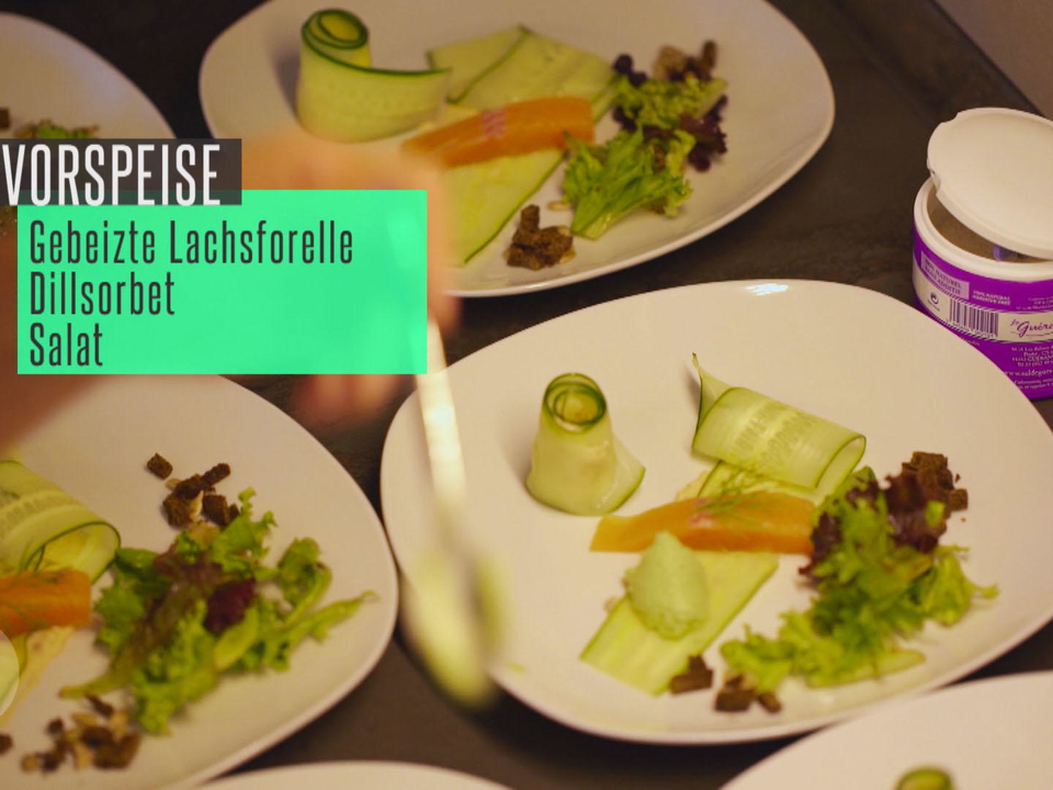 Gebeizte Lachsforelle mit Dillsorbet an Salat