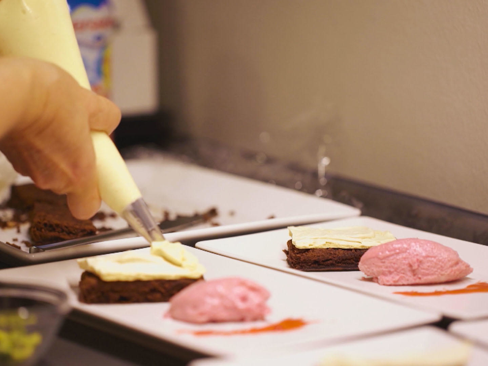 Schokobiskuit mit Baiser, Himbeermousse und Granité