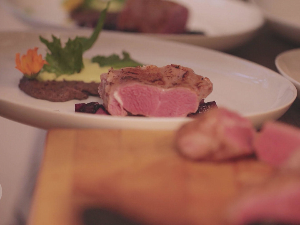 Lammfilet sous-vide an Kräuteröl mit Wildkräuter-Bouquet auf Erbsen-Minz-Espuma