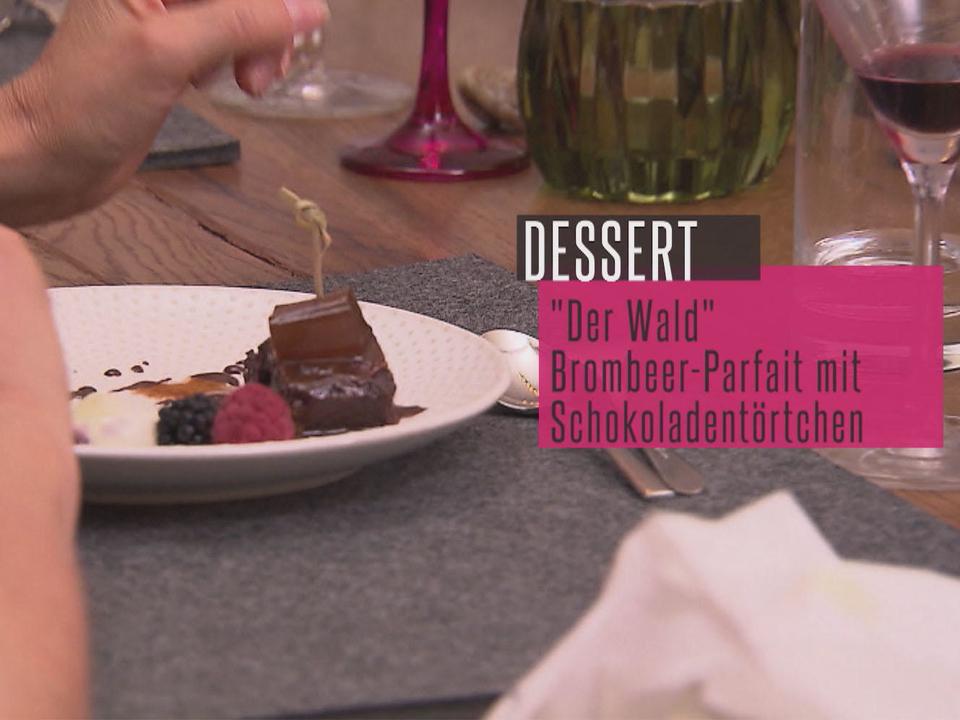 Schokogelee mit Brombeer-Parfait auf Turrón