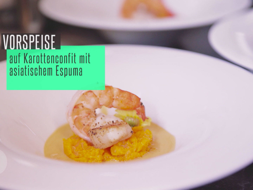 Jakobsmuschel und wildgefangener Black Tiger Granat auf einem lauwarmen Karottenconfit