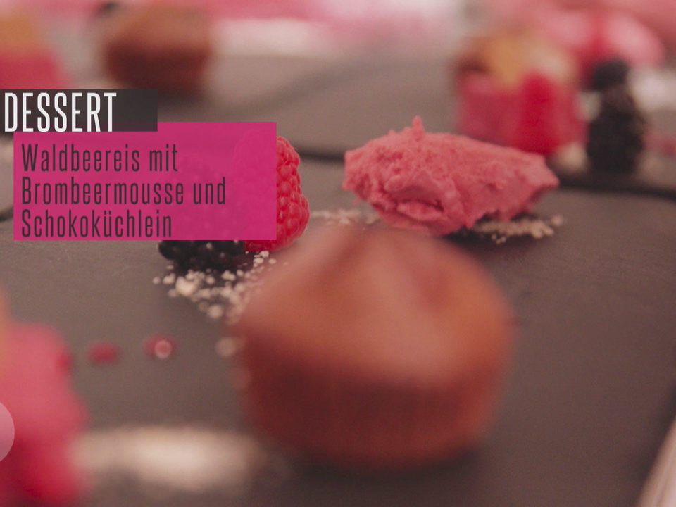 Küchlein von der Valrhona-Schokolade an Waldbeereis und Brombeermousse