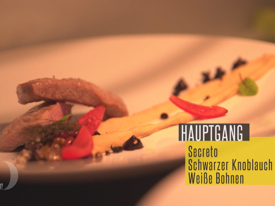Iberico Secreto mit weißem Bohnenpüree und schwarzem Knoblauchgel
