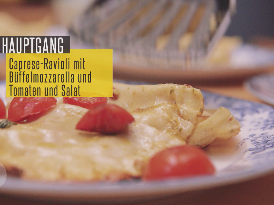 Caprese-Ravioli mit Büffelmozzarella und Birne-Pekannuss-rote Beete-Salat