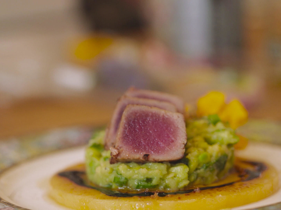 Tuna-Tataki auf Avocadotatar mit grünem Apfel und Frühlingszwiebel