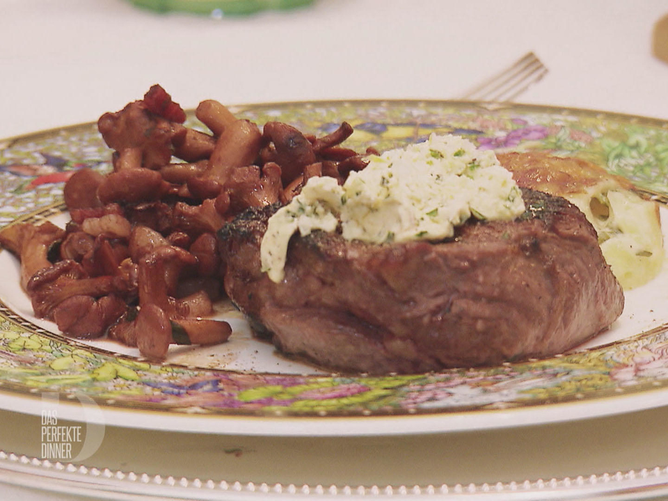 Rinderfilet vom US-Beef mit Kräuterbutter, Pfifferlingen mit Rotwein Kalbsjus