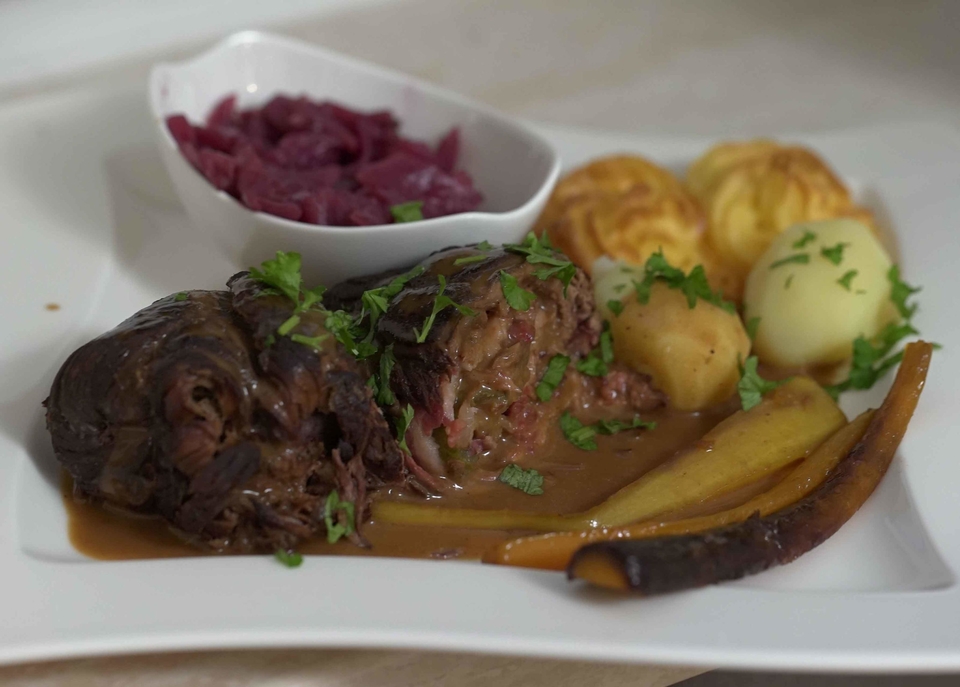 Rinderrouladen mit Rotkohl und Herzoginkartoffeln