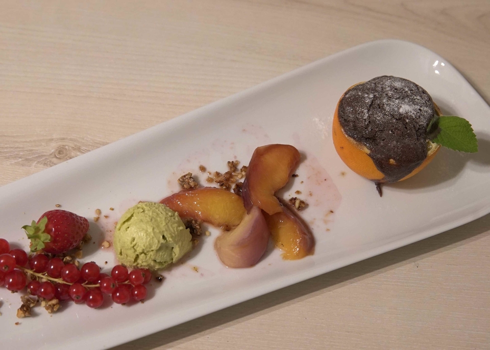 Orangen-Schokoladenkuchen, Pistazieneis und Früchtevariation