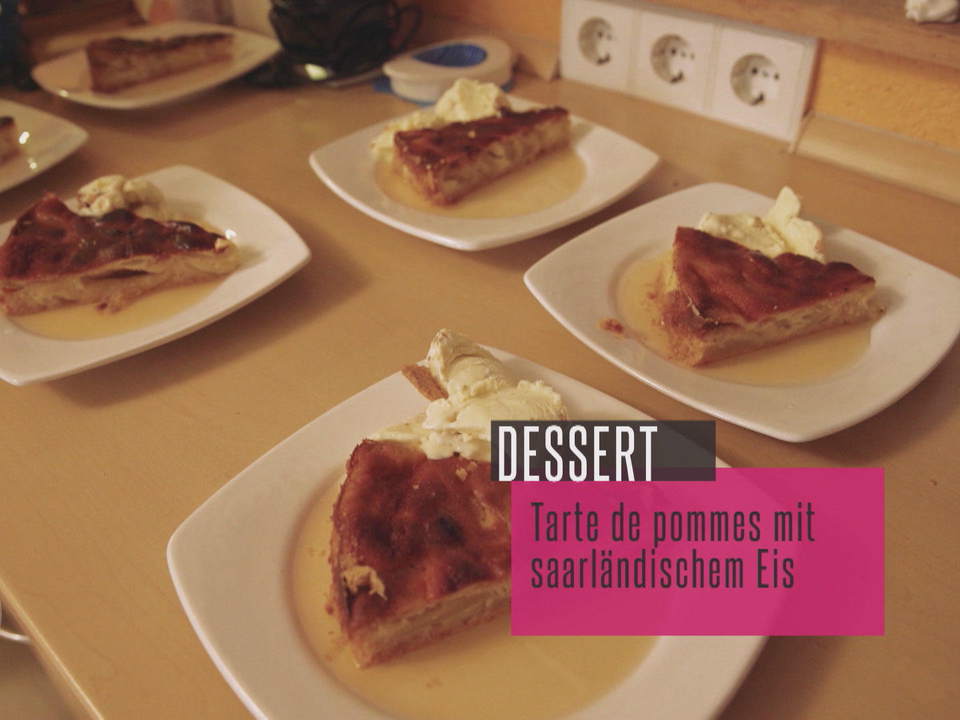 Tarte de Pommes mit Amaretto und Vanille-Eis