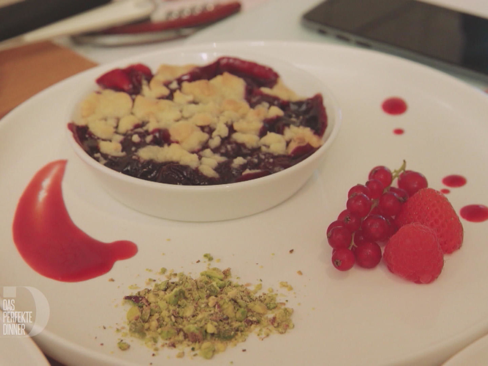 Kirsch Crumble mit selbstgemachter Eiscreme