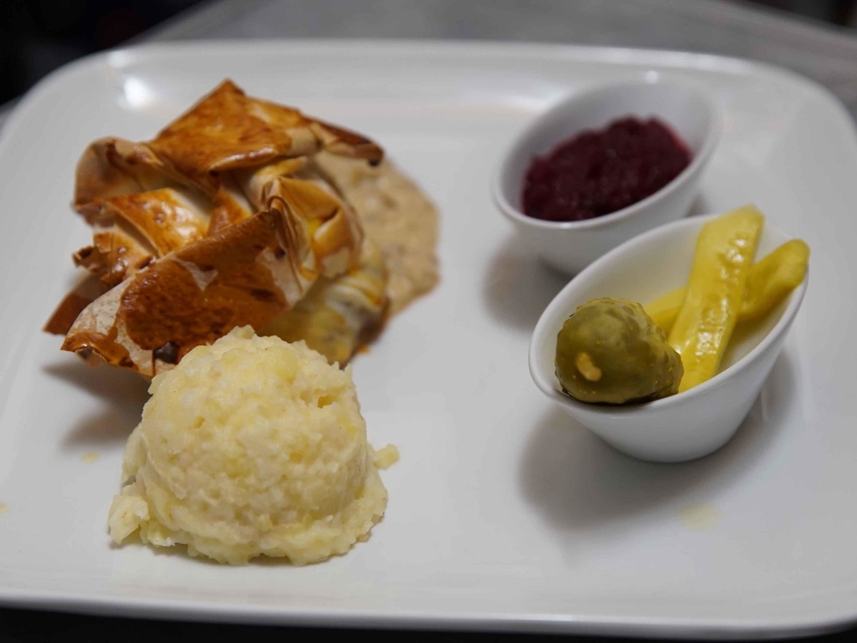 Rinderfilet im türkischen Teigmantel mit Selleriepüree und Pfifferling-Sauce
