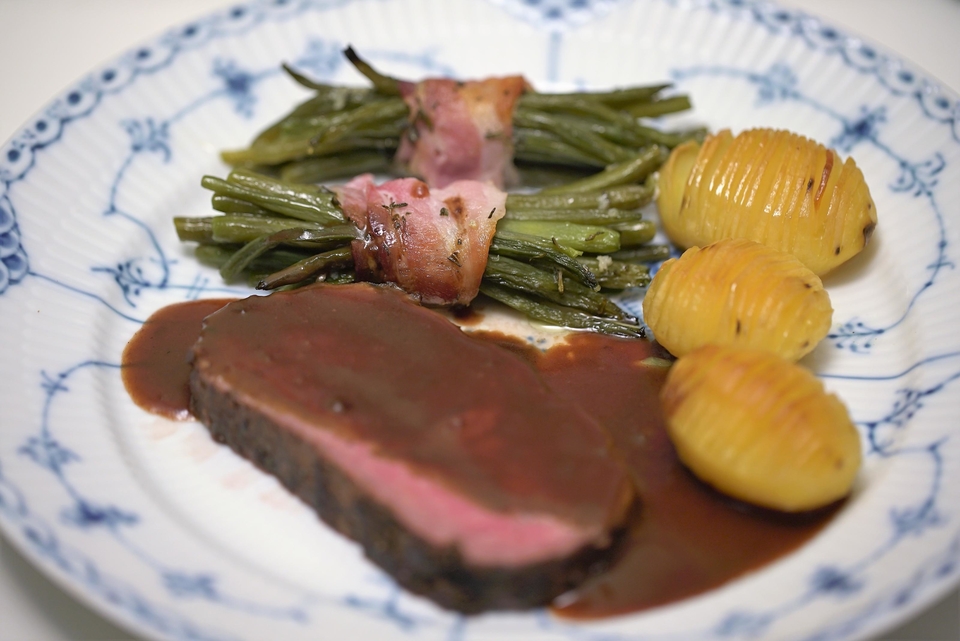 Roastbeef mit Rotweinsauce, grünen Bohnen im Speckmantel und Hasselbachkartoffeln