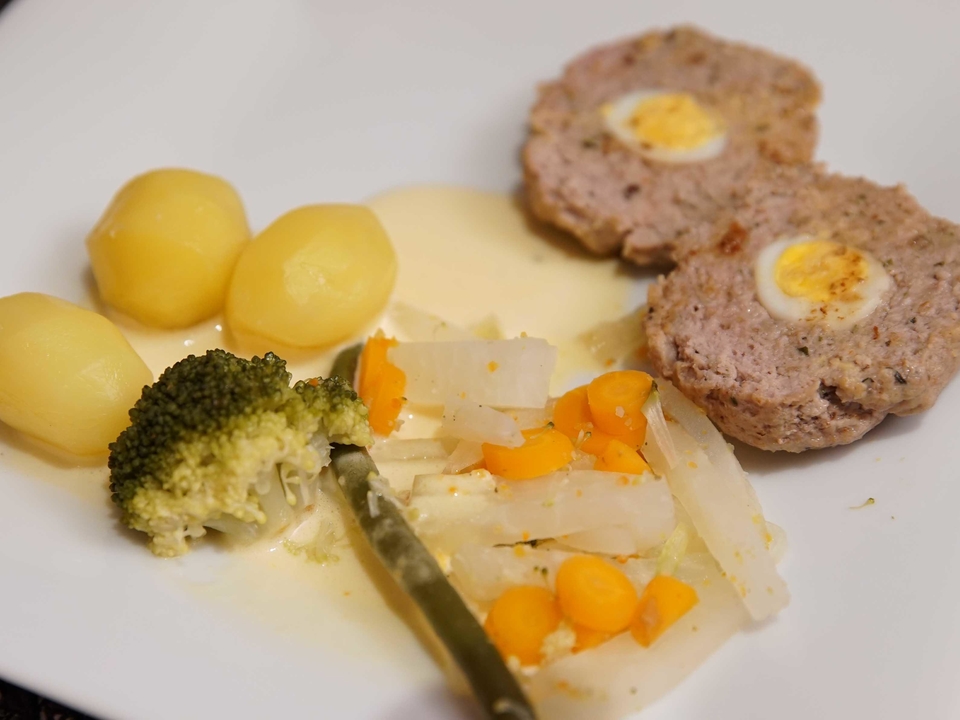 Austernfischer-Nest am Strandgut liegend auf Sauce Hollandaise mit Nordstrander Knolle