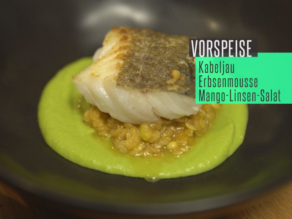 Kabeljau an Erbsencreme, Mango-Linsen-Salat und Passionsfruchtkaviar