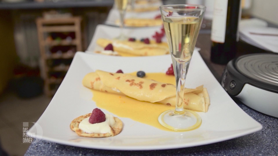 Crêpes Grand Marnier mit Orangencremefüllung auf Orangenspiegel