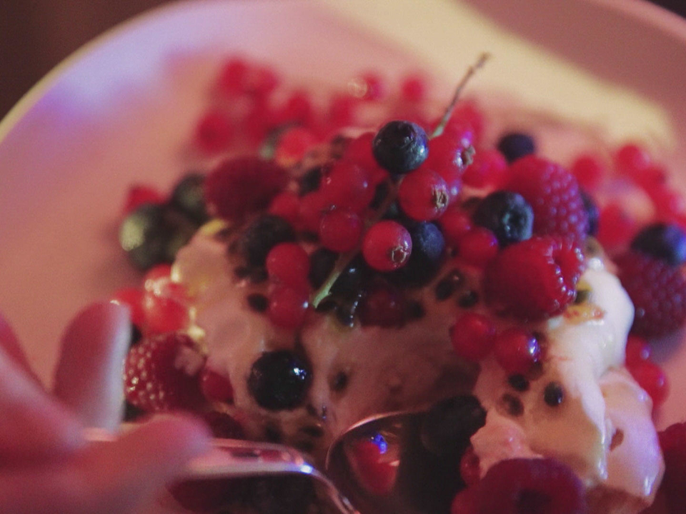 Baiser mit Sahne und Beeren