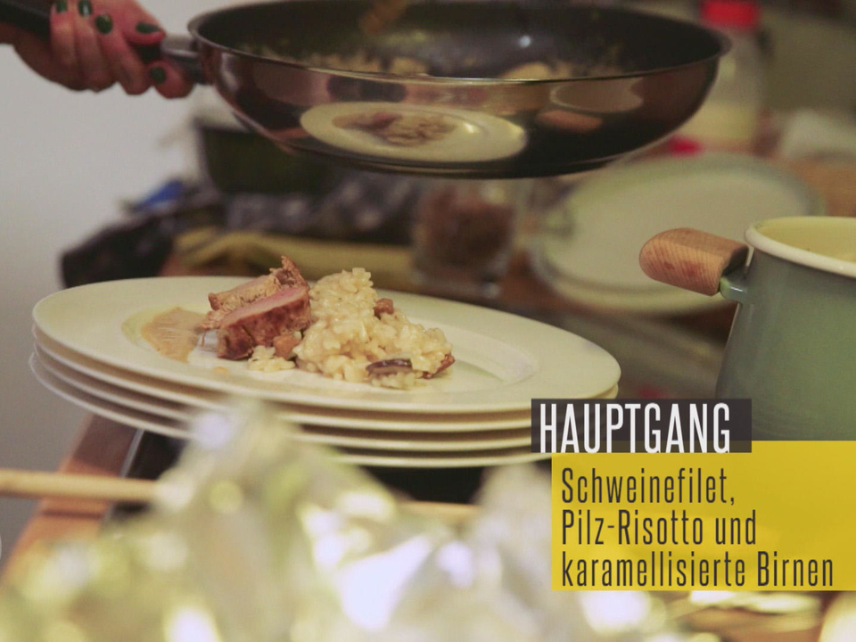 Flambiertes Schweinefilet mit cremigem Pilzrisotto und karamellisierten Birnen