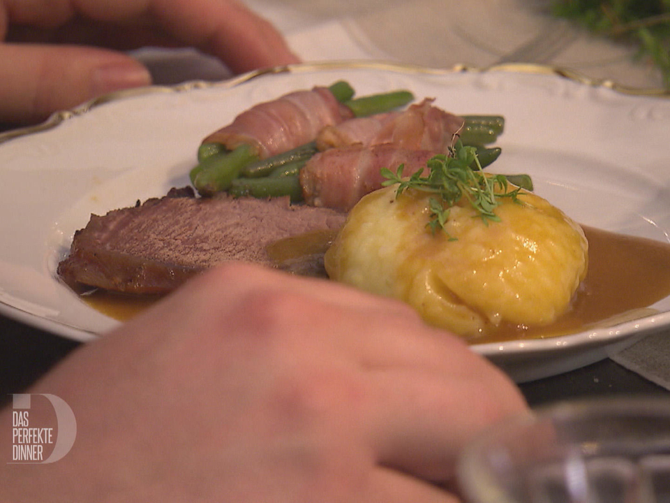 Wildschweinrücken, Preiselbeerrotkohl und Kartoffelklöße an Rotweinbirne