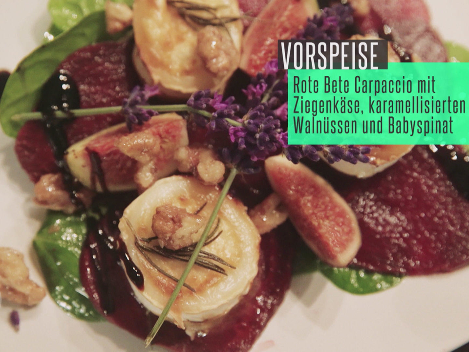 Rote Beete Carpaccio auf Blattspinat-Salat