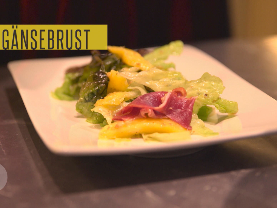 Salat mit Mango und Gänsebrust, dazu ein Gläschen Rosenkohlsuppe