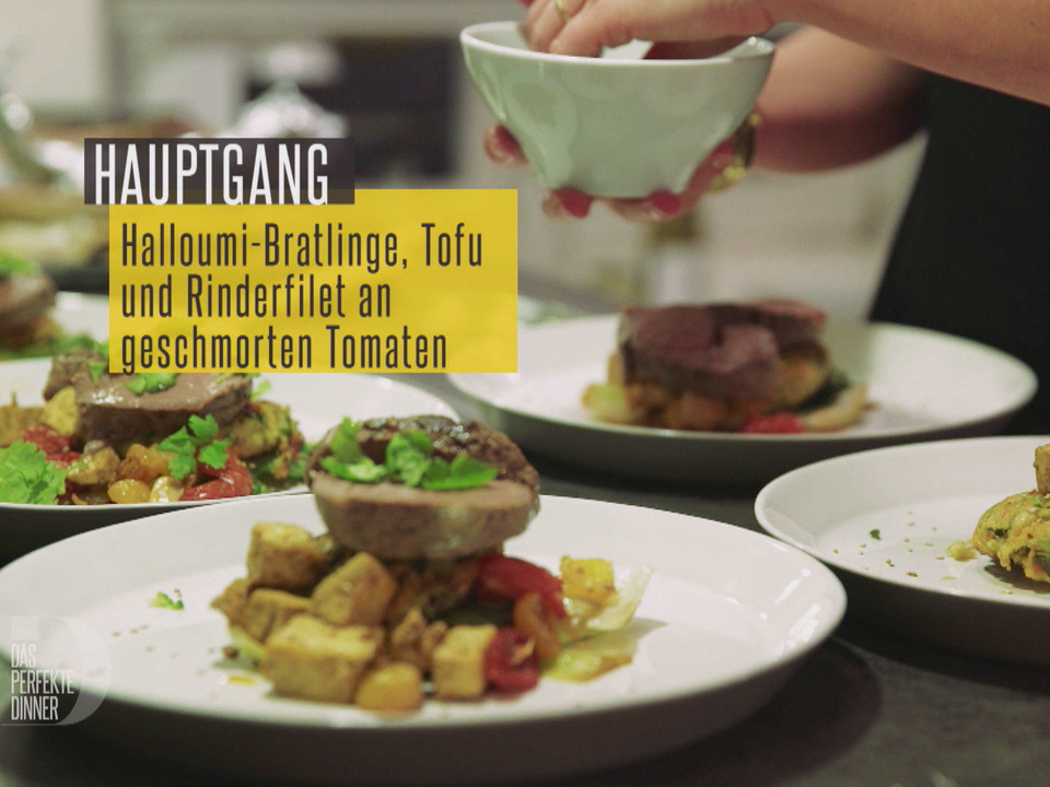 Gemüsebratling mit Halloumi, Koriander und Minze, dazu Pak Choi, Tofu, geschmorte Tomaten