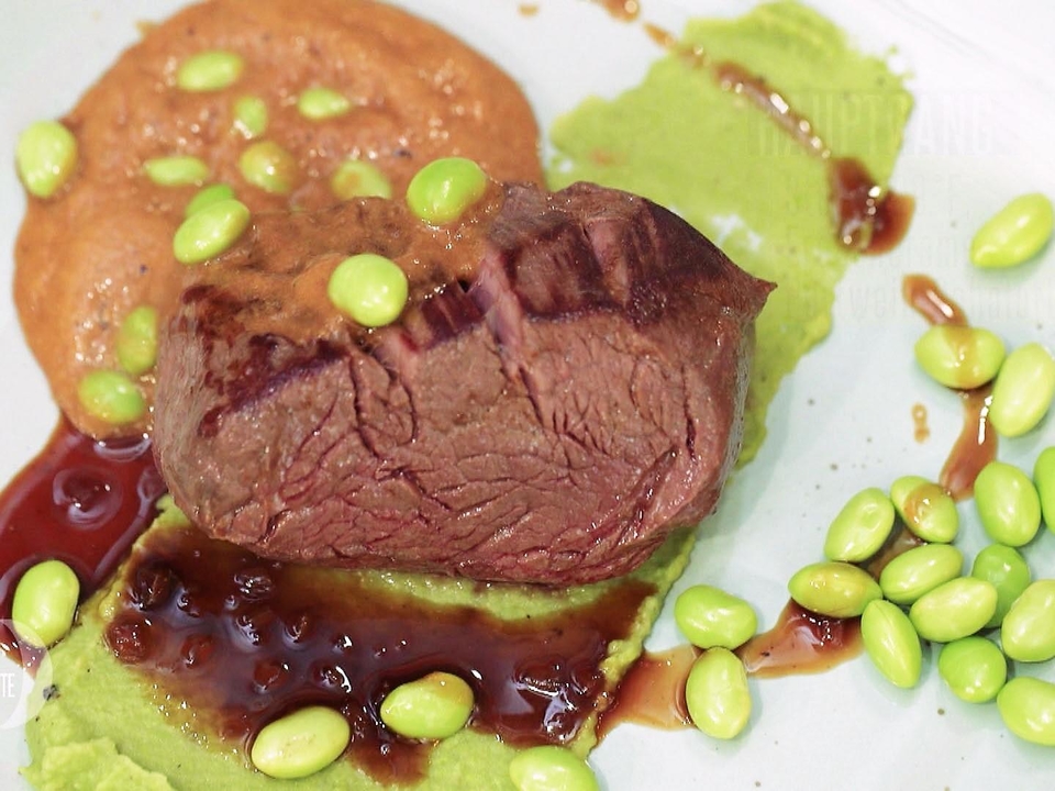 Steak mit Miso, Edamame, Erbsencréme und  Portwein-Schalotten-Jus