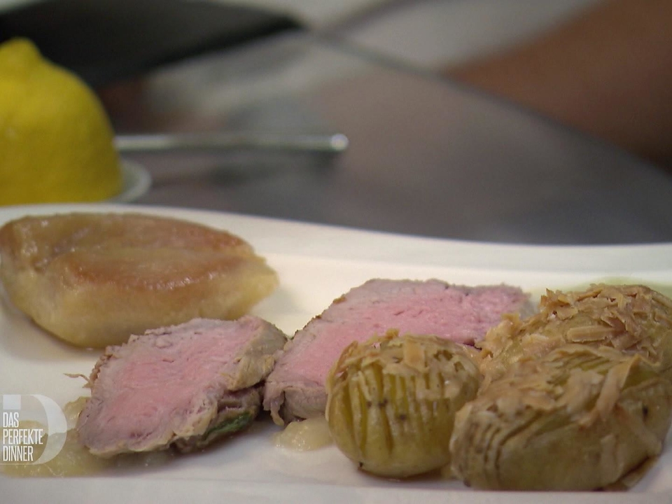 KALBSFILET mit geschmorten Birnen, Roquefortsauce und schwedischen Kartoffeln
