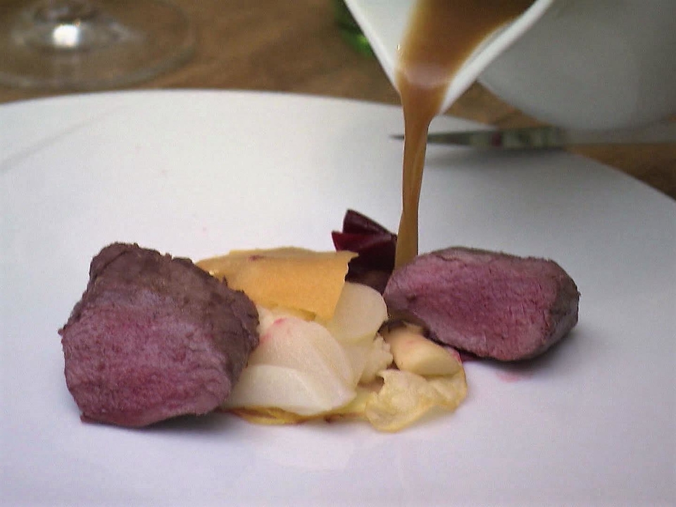 Rehfilet im Salzteig mit Kartoffel-Sellerie-Carpaccio, Wintergemüse und Reh-Jus