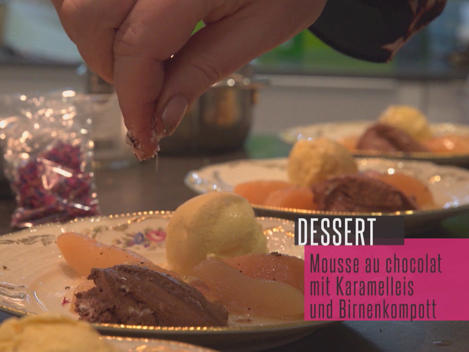 Mousse au Chocolat mit Karamelleis und pfeffrigem Birnenkompott