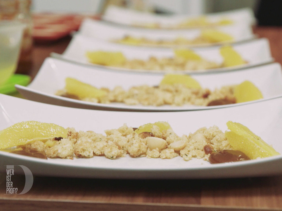 Honig-Thymian-Parfait auf Macadamiastreuseln an geflämmten Orangen und Salzkaramell