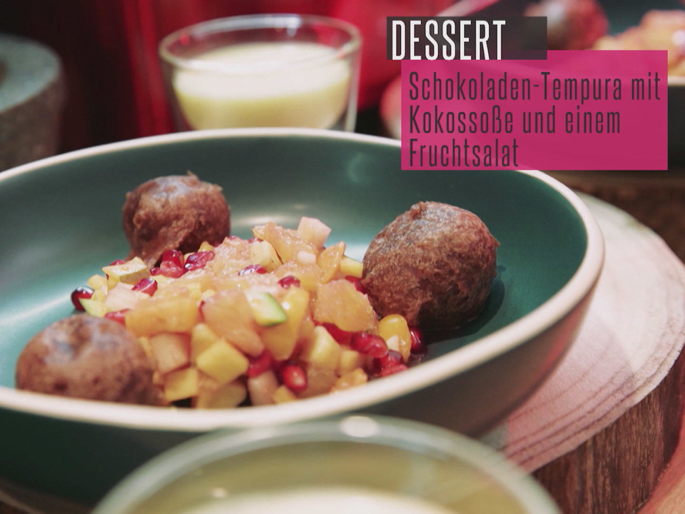 Frittierte Schokolade an Fruchtsalat mit Kokossoße