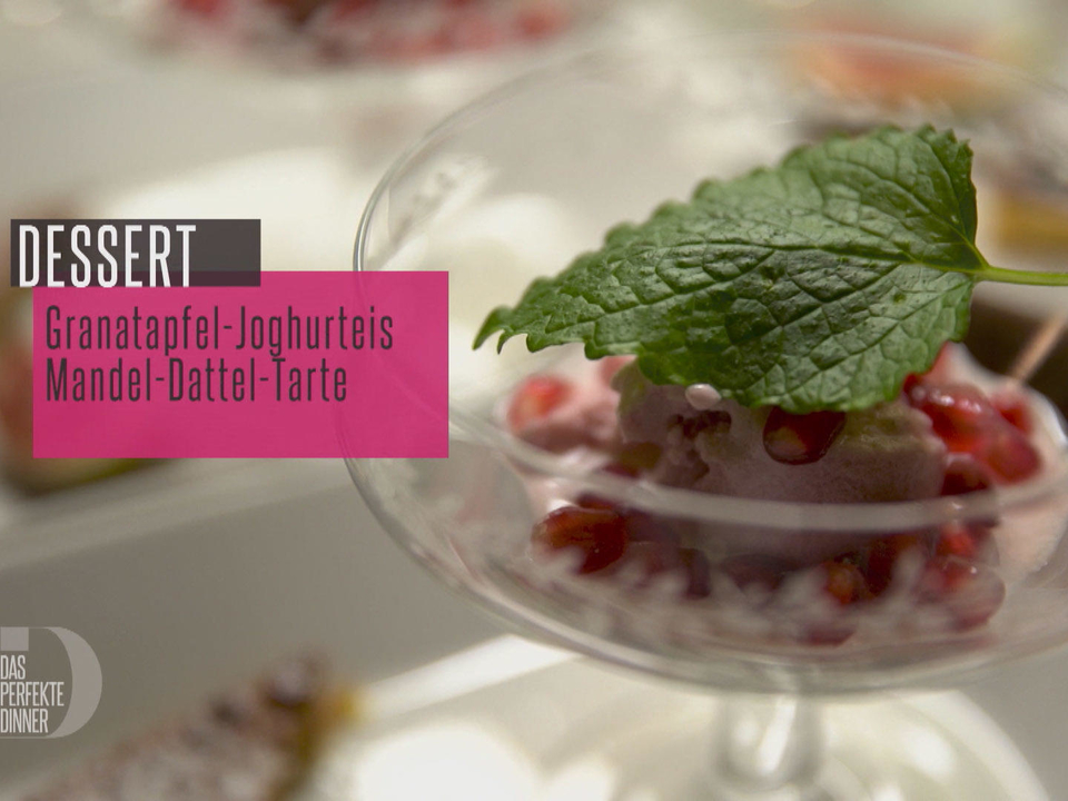 Hausgemachtes Joghurt-Granatapfeleis mit Dattel-Mandel-Tarte