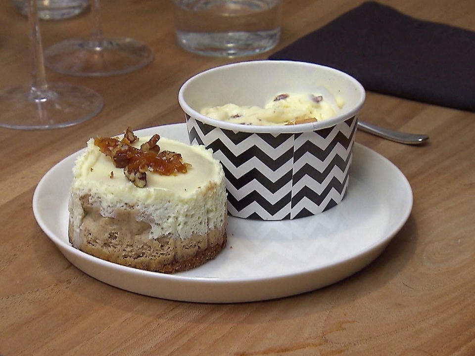 New-York-Chai-Cheesecake mit Pekannuss-Karamell-Eis und Apfelsoße