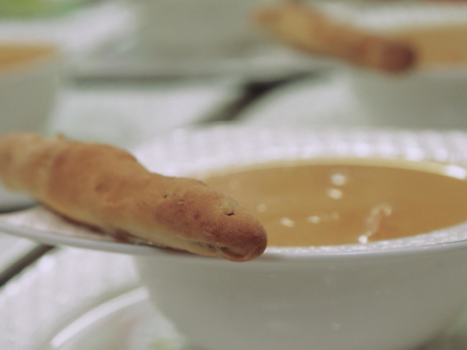Tomatensuppe "Kampen" mit Nordseekrabben und Bommerlunder, dazu Grissini