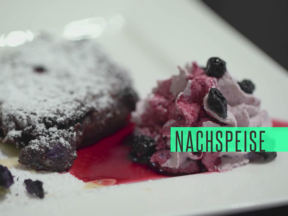 Moosbeernockerl mit Vanilleeis