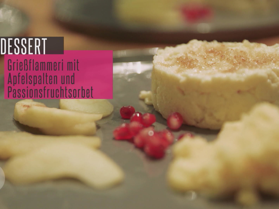 Grießflammeri mit gedünsteten Apfelspalten und Passionsfrucht-Sorbet