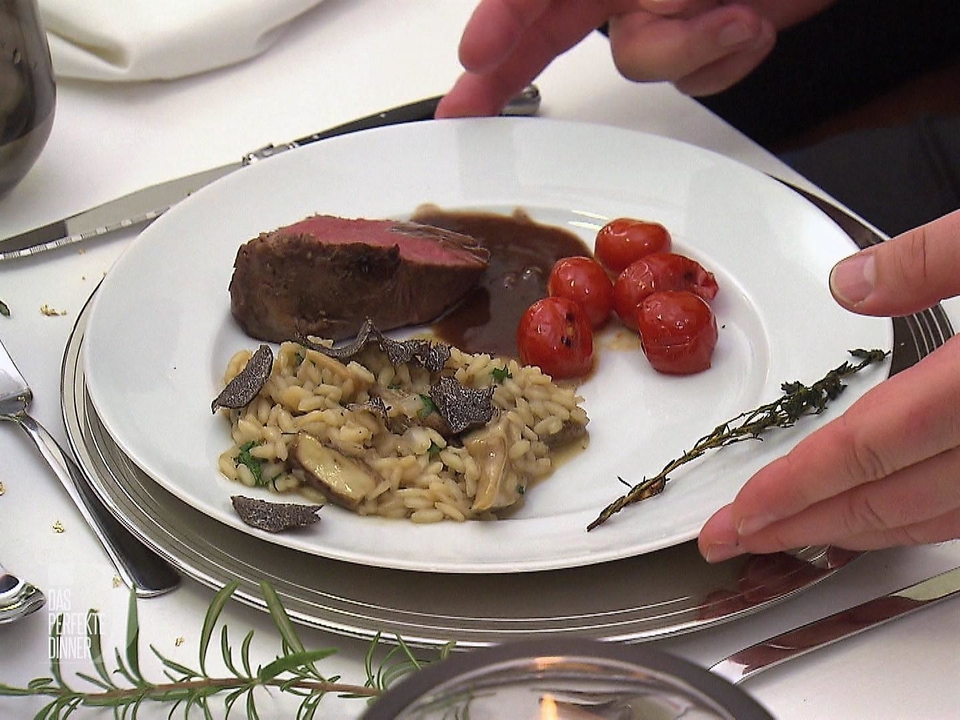 Sous vide gegartes Filet mit Trüffel-Steinpilz-Risotto und karamellisierten Tomaten