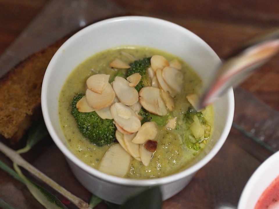 Suppentrilogie aus Brokkolicremesuppe, Curry-Zucchini-Suppe und Rote-Bete-Orangen-Suppe