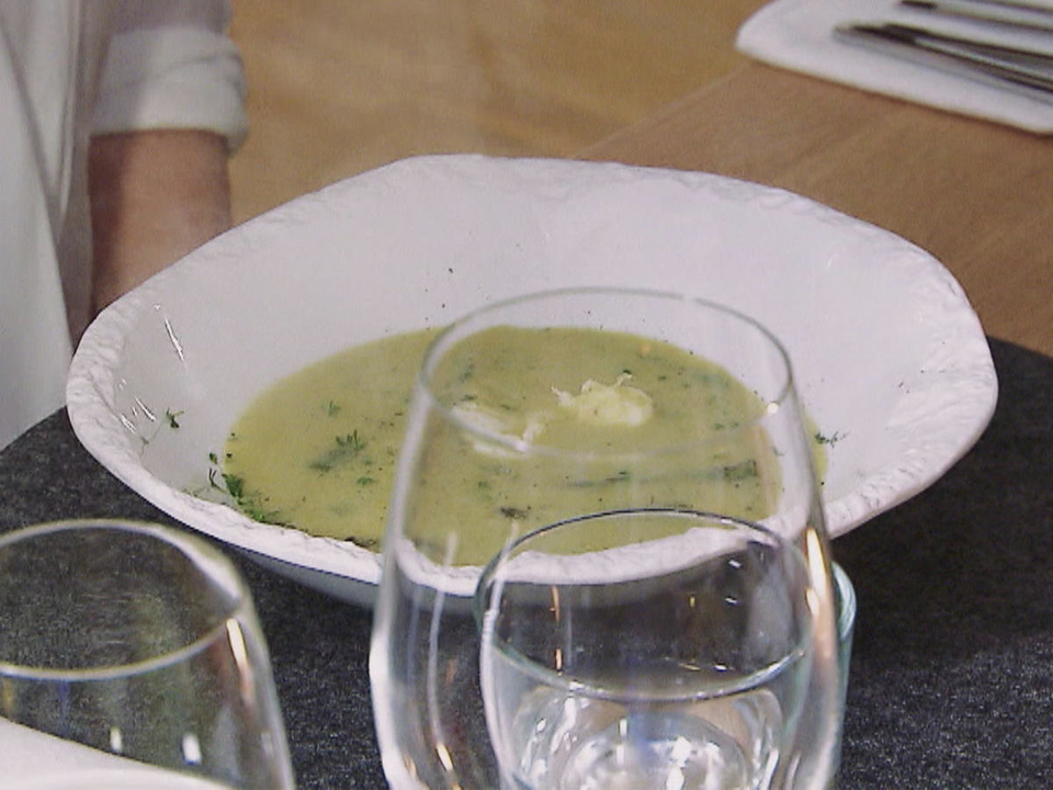 Grüne Spargelcremesuppe mit Spargelspitzen und pochierten Wachteleiern