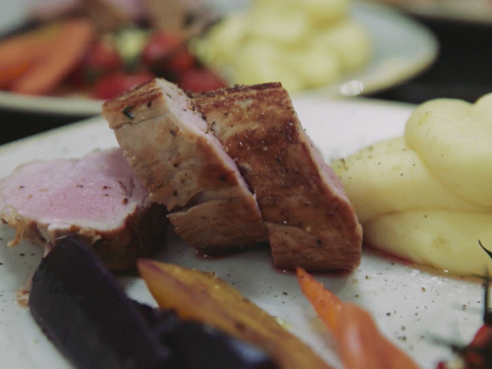 Schweinefilet in Kräutermantel an (Wasabi-)Kartoffelpüree und Frühlingsgemüse