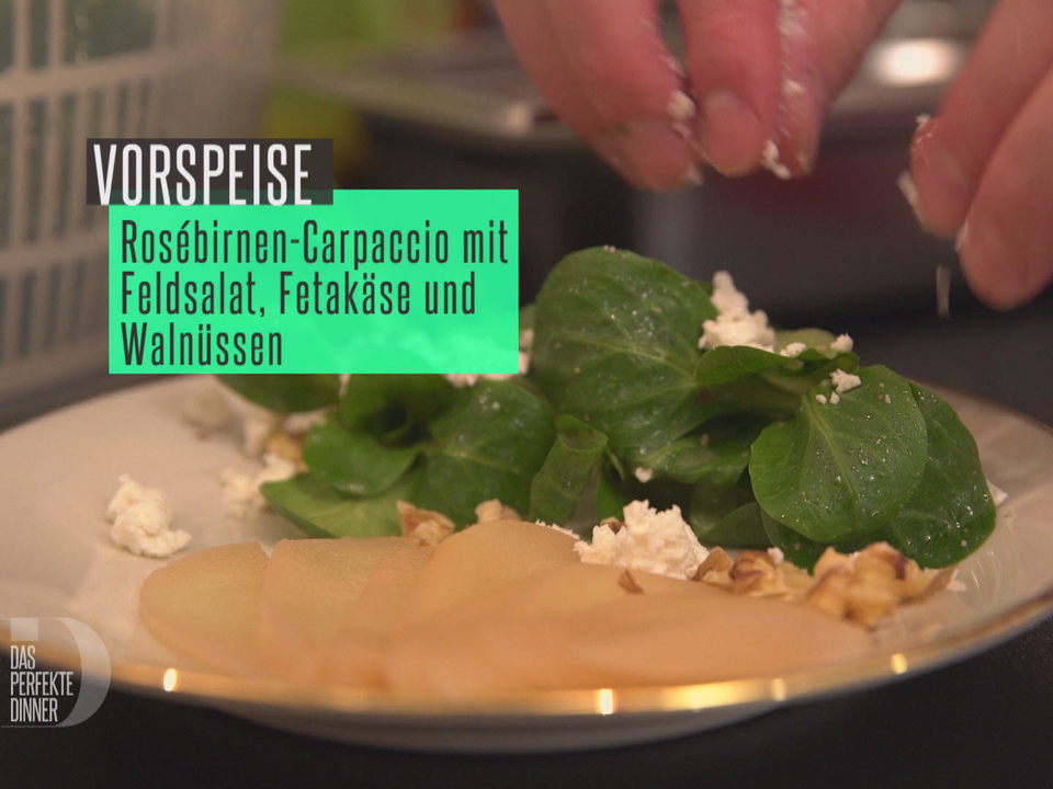 Feldsalat mit Feta und Walnüssen, dazu Roséweinbirnen