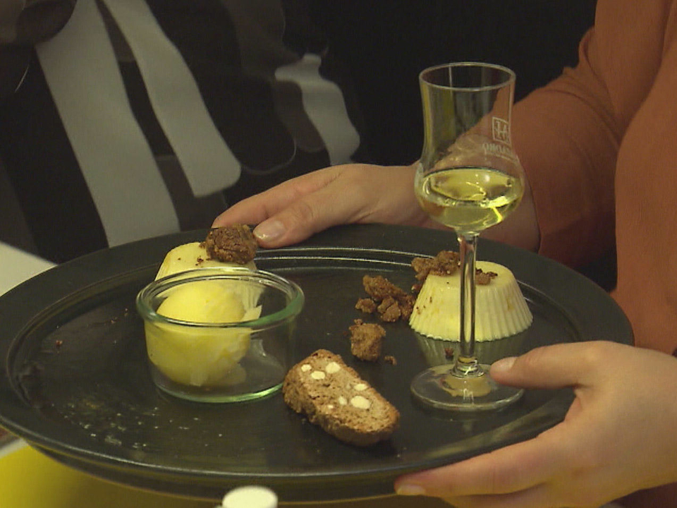 Orangen-Pannacotta mit in Butter gebratenen Cantuccinibröseln und Zitronen-Orangensorbet