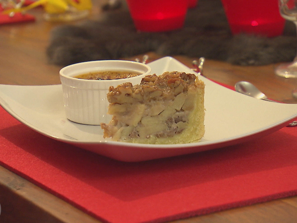 Mit Honig karamellisierter Apfel-Walnuss-Kuchen mit Akaziensamen-Crème-brûlée