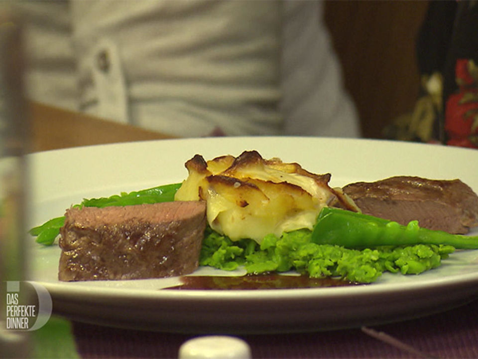 Lammlachse mit Erbsen-Minze-Püree und Kartoffelrosen