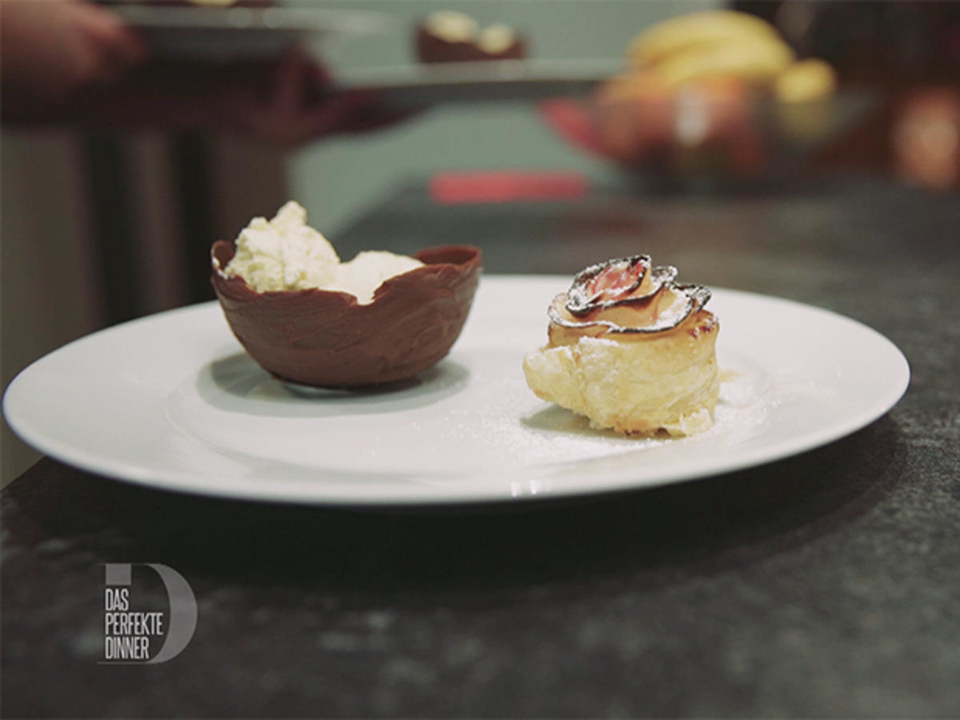 Tonkabohneneis in der Schokoschale serviert, mit Blätterteig-Apfel-Rosen